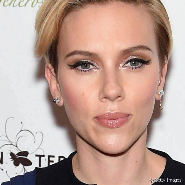 Scarlett Johansson caprichou na make dos olhos para um evento de caridade e, al?m de iluminar as p?lpebras, ainda adicionou um longo tra?o de delineador gatinho